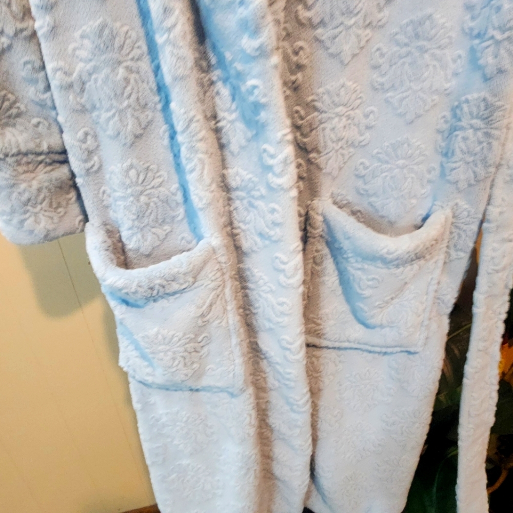 CASA ZETA-JONES Soft Plush Robe - Picture 6 of 12